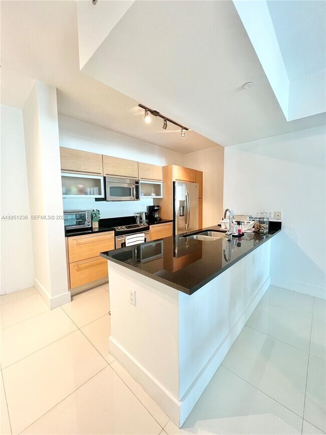 Building Photo - 950 Brickell Bay Dr