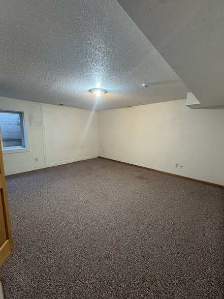 Building Photo - 155 Meadow Ln