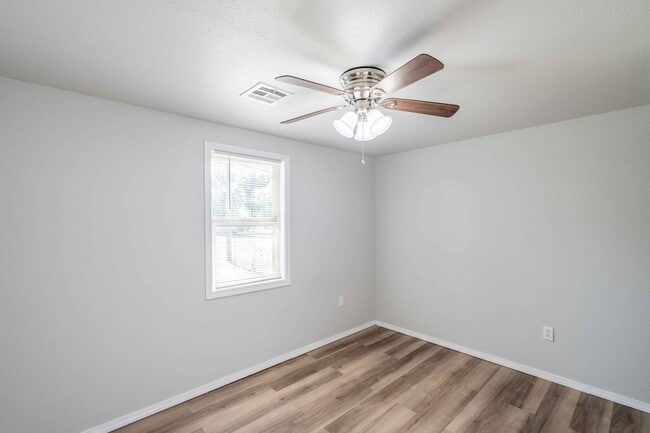 Building Photo - 1 Bed | 1 Bath | $975