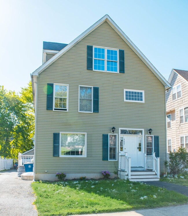 Building Photo - Beautiful Spacious Single-Family Home in B...