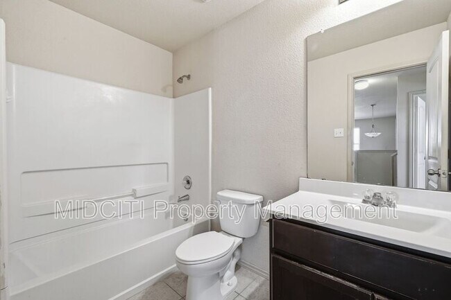 Building Photo - 205 Tallow Trl