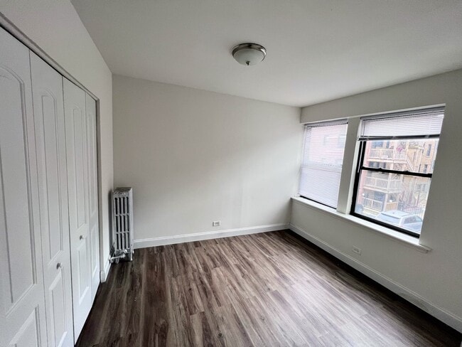 Building Photo - 3933 N Clarendon Ave