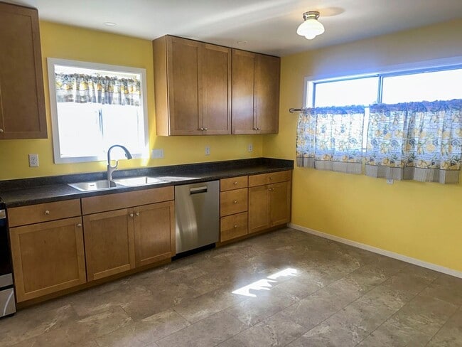 Building Photo - Pet-Friendly 3/2 Home Has A Spacious Layout & Recent Renovations Throughout!