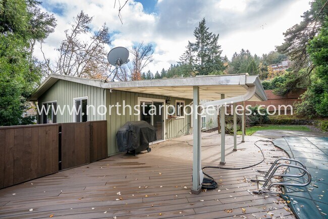Building Photo - Hallinan Haven with Pool