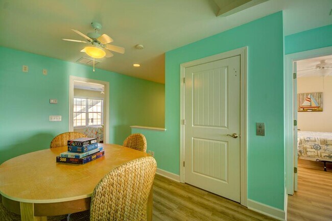 Building Photo - 5BR, 4BA Townhome - Pet Friendly with Beac...