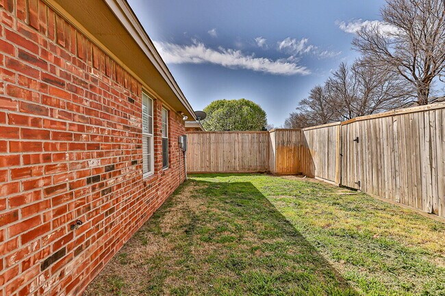 Building Photo - 10106 Englewood Ave