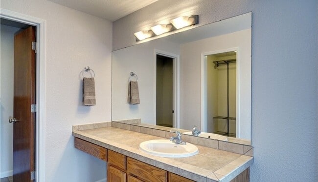 Building Photo - Charming 2 BR 2 Ba Apartment/Condo