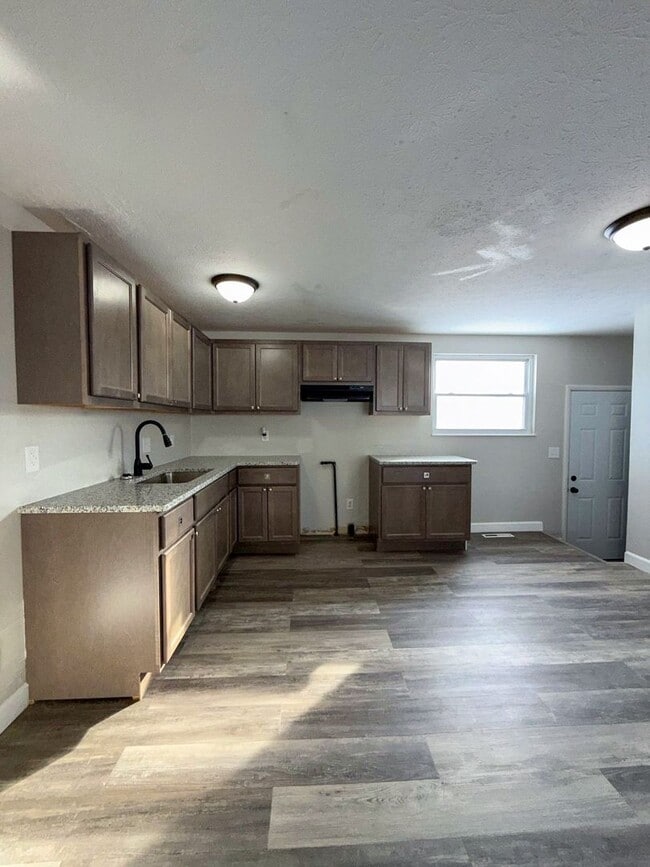 Building Photo - Newly Renovated 3BR Home on a Quiet Cul-de-Sac | Spacious Yard & Basement