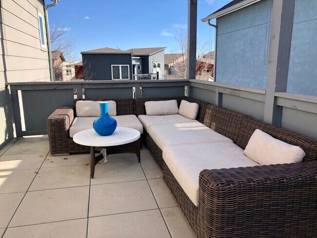 Building Photo - Stunning 3 bed, 3 bath in Holiday Neighborhood! Available July 5th!