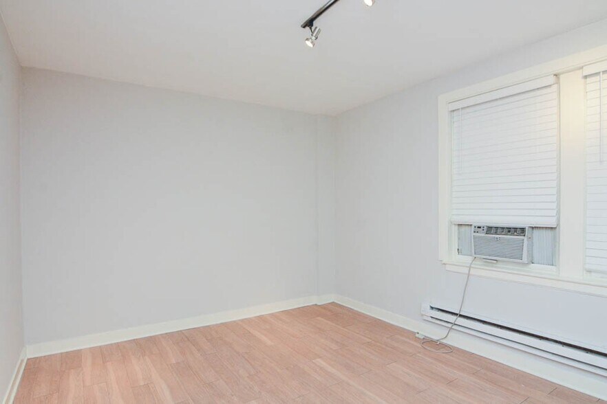 Building Photo - 511 W Belmont Ave