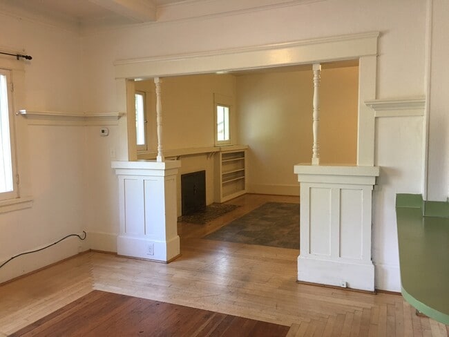 Building Photo - 6 Bedroom House near Downtown and Universi...