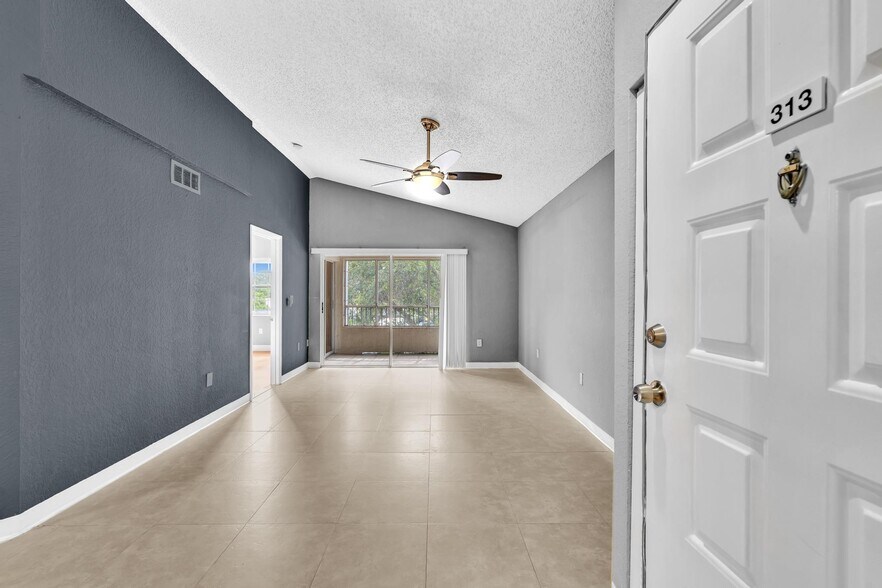Building Photo - 2850 N Oakland Forest Dr
