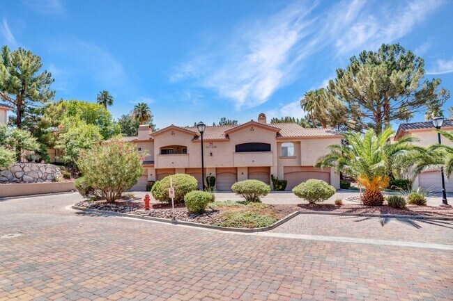Building Photo - Beautiful 2 Bed 2 Bath ground floor condo in Guard Gated Green Valley Community. 1 Car garage!