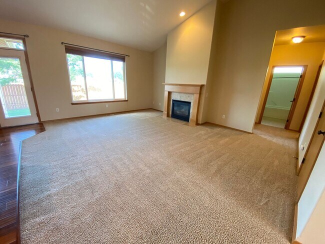 Building Photo - Large 3 Bed Home with Office, Fenced Yard,...