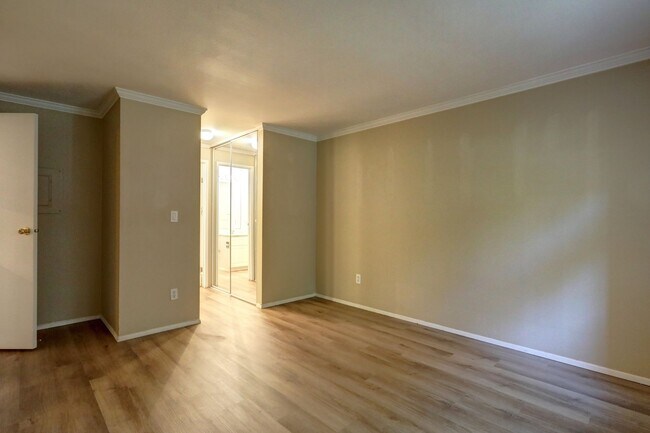 Building Photo - 2 Bedroom Ground Floor Condo in the Heart of Woodinville!