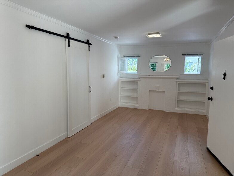 Building Photo - 8730 Rosewood Ave