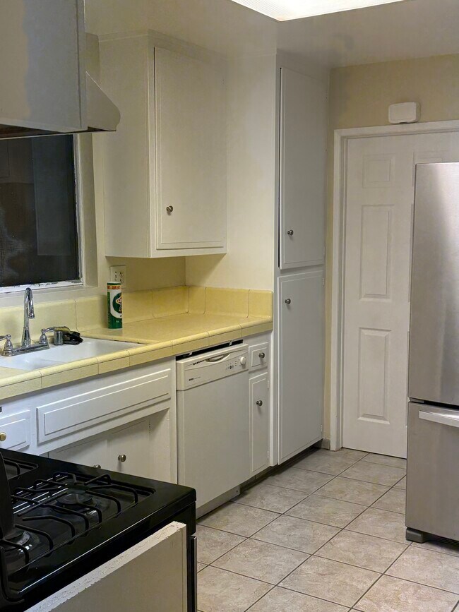 Building Photo - 928 E Vista del Playa Ave