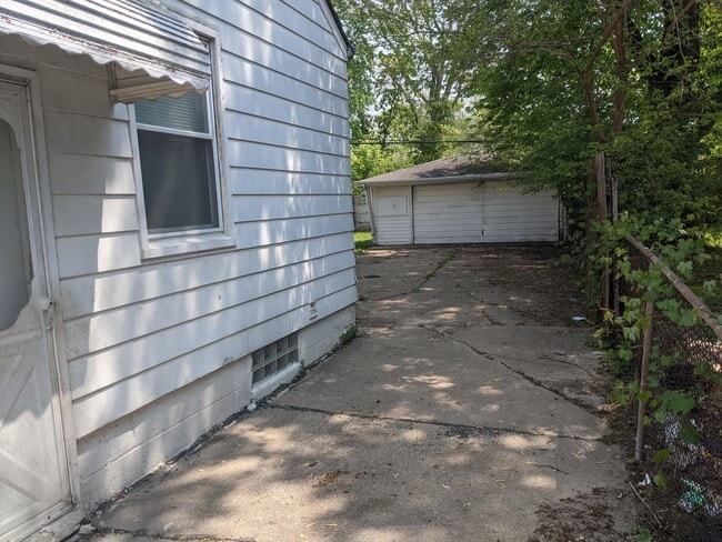 garage - 8490 Trinity St