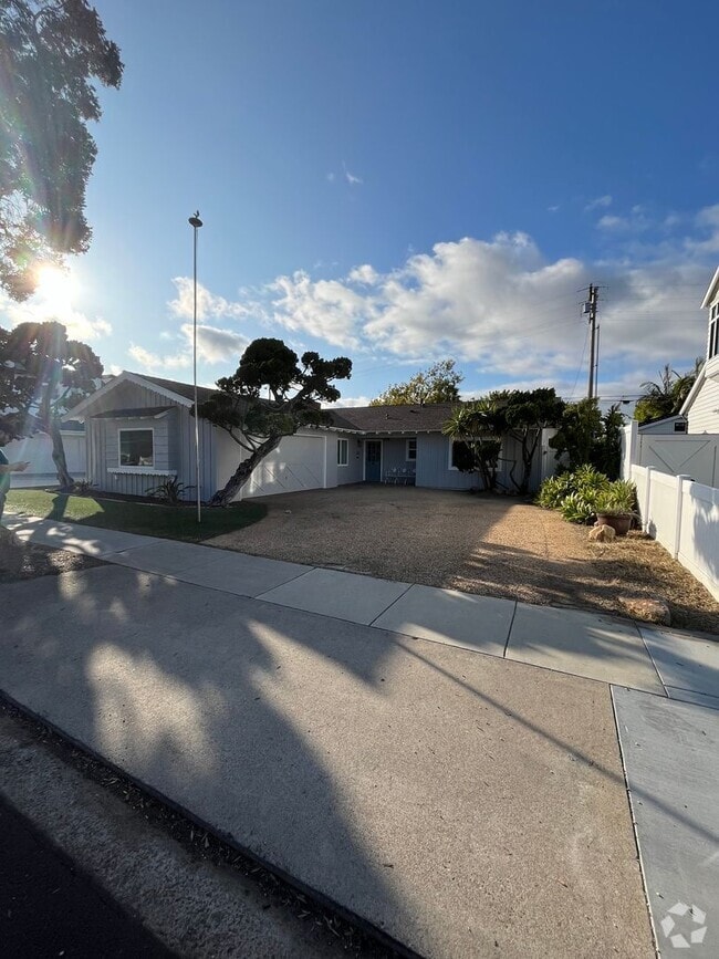 Building Photo - AVAILABLE NOW! STUNNING 3BD/2BA ON CORONAD...