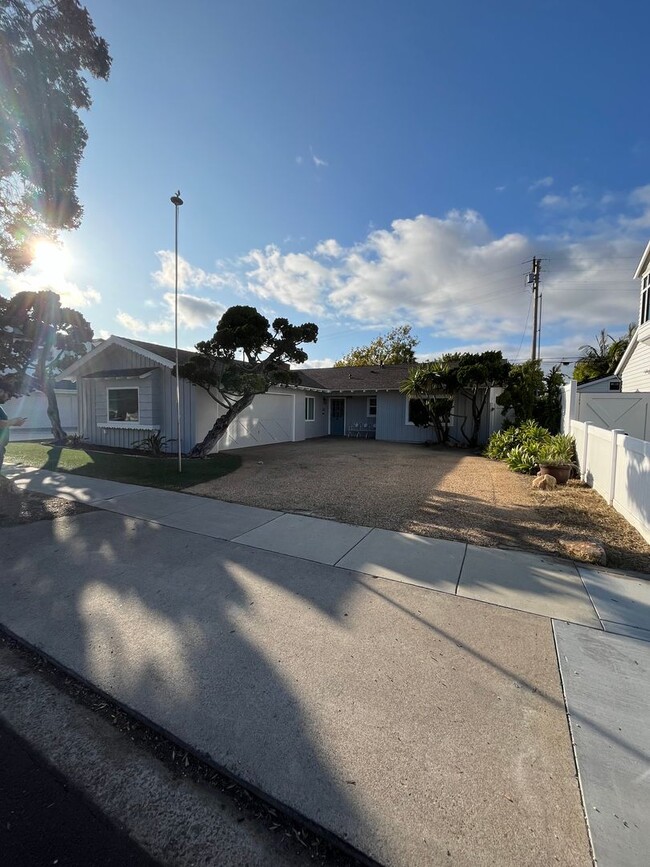 Building Photo - RARELY AVAILABLE! STUNNING 3BD/2BA ON CORO...