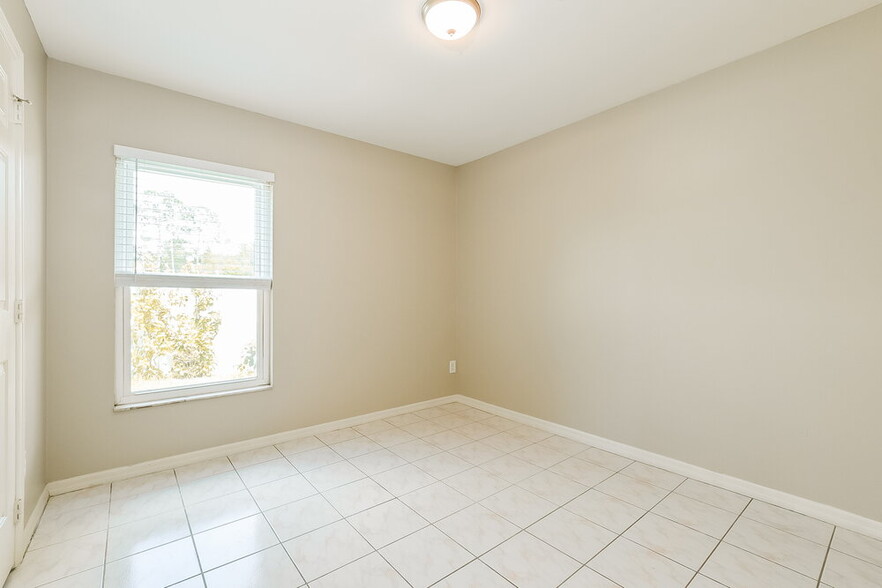 Building Photo - 619 Queensbridge Dr