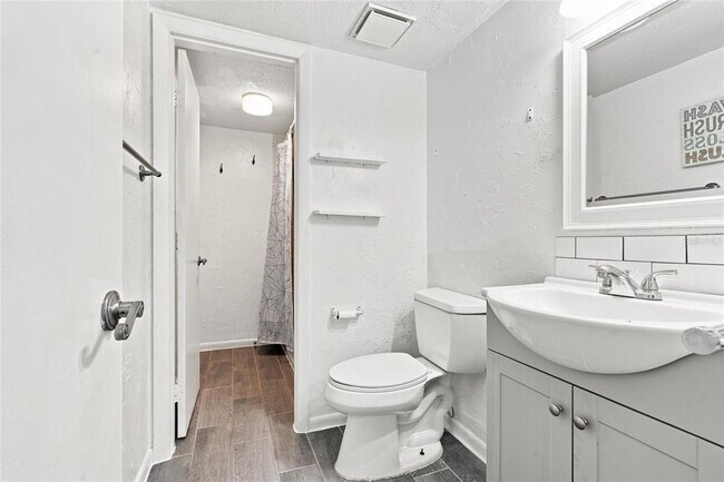 Building Photo - 570 Bahia Cir