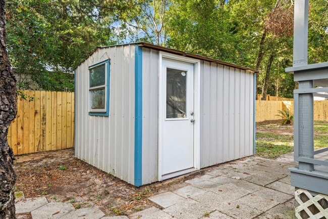 Building Photo - 700 Persimmon St