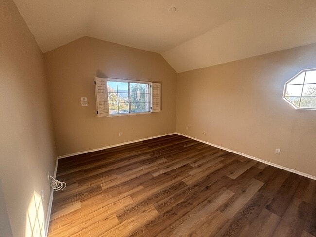 Building Photo - Spacious 4-Bedroom Home in Valencia's Nort...