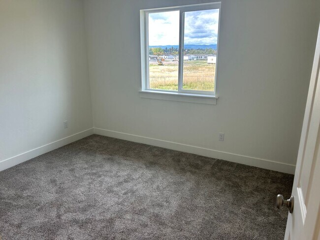 Building Photo - First Month Free   Newly Built Townhouse