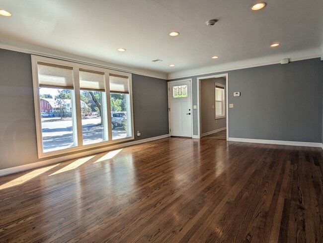 Building Photo - Beautiful 2 bedroom/1 bath home with solid surface flooring!