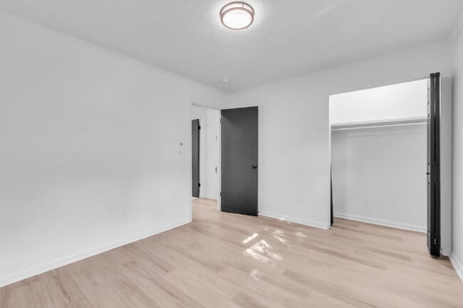 Building Photo - AMAZING LEASE SPECIAL! Updated 2-Bedroom 1-Bathroom Duplex in Spartanburg with Modern Finishes an...