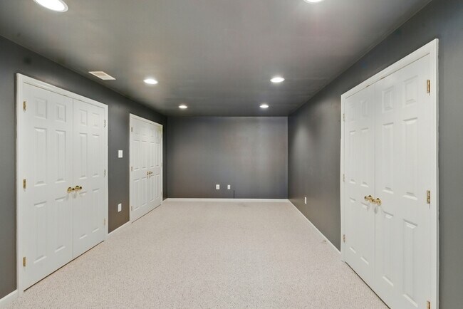 Building Photo - 2513 Holly Springs Ct