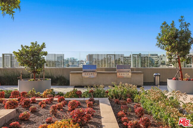 Building Photo - 889 Francisco St