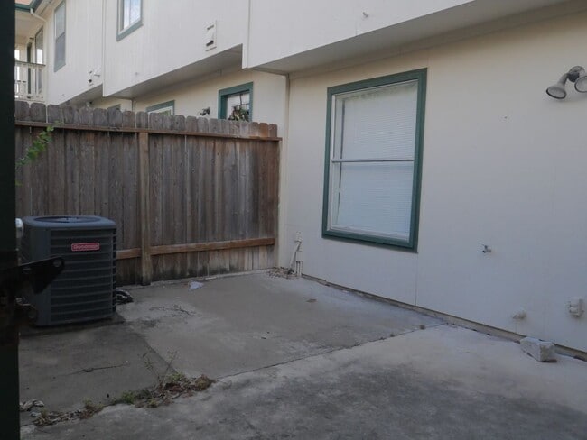 Building Photo - 4949 Hamilton Wolfe Rd