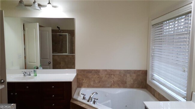 Building Photo - 5120 Meridian Ln