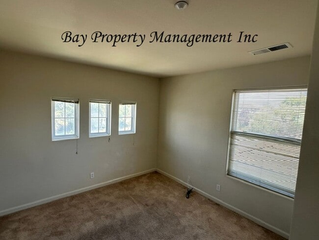 Building Photo - **Spacious 4 Bedroom Home with Vaulted Ceilings & Large Backyard – North Salinas**