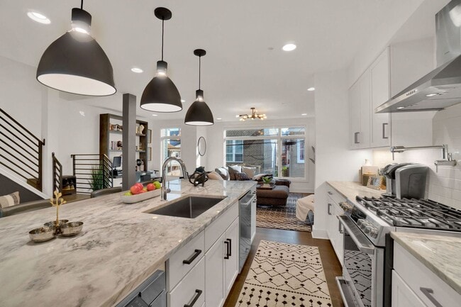 Building Photo - Stunning 3 Bed, 3 Bathroom Rental in the S...