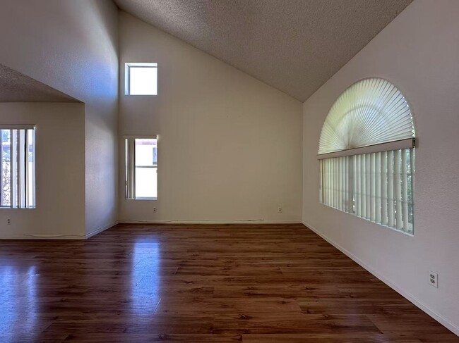Building Photo - ozy 2-story single-family hom
