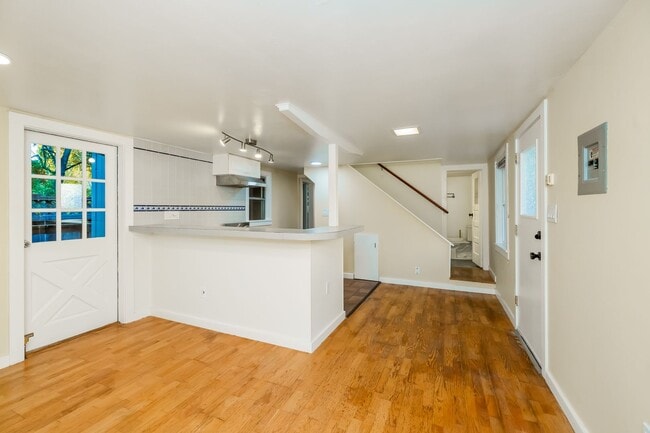 Building Photo - Available Northbrae Garden Cottage!