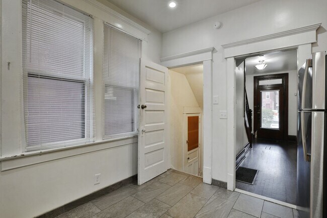 Building Photo - 1611 Summit St