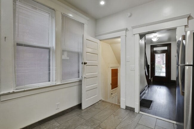 Building Photo - Great CENTRAL Location 5 Bedroom House - Virtual Showings Available