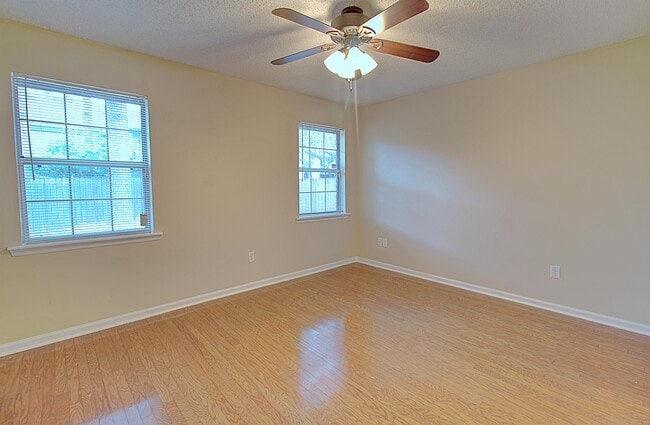 Building Photo - 948 Wedgewood Way