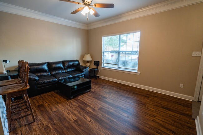 Building Photo - Super cute 3 Bedroom/3Bathroom Townhome in...