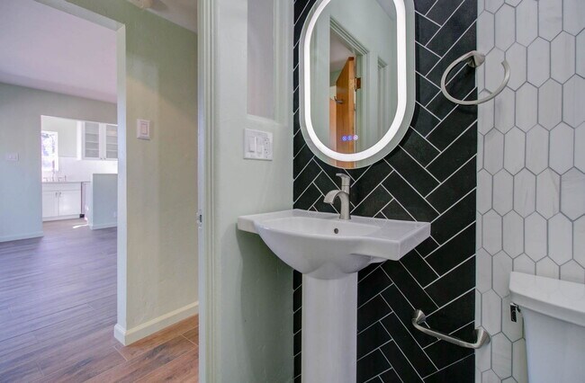 Building Photo - 1301 W Mulberry Dr