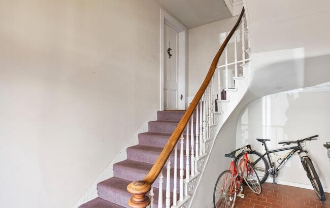 Building Photo - Charming & Spacious 2BR Right in the Heart...
