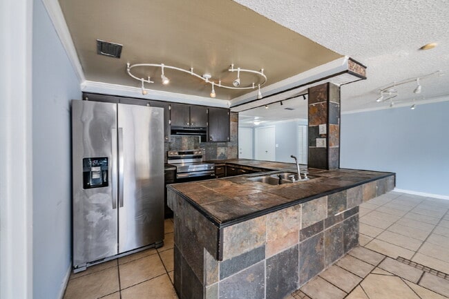 Building Photo - 16001 Saddlestring Dr