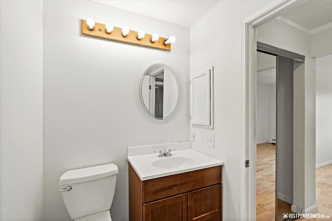 Building Photo - 2 Bed/ 2 Bath / Garage - Anchorage Condo!