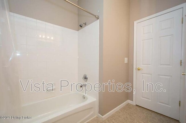 Building Photo - 2704 Bradford Commons Dr