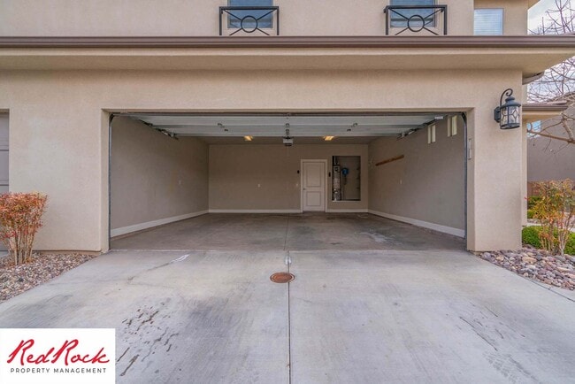 Building Photo - Spacious 4 Bedroom, 2.5 Bathroom Centrally...