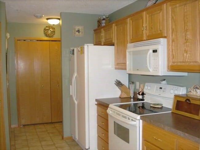 Building Photo - Available sept 01, 3bd, 2ba End Unit Town ...